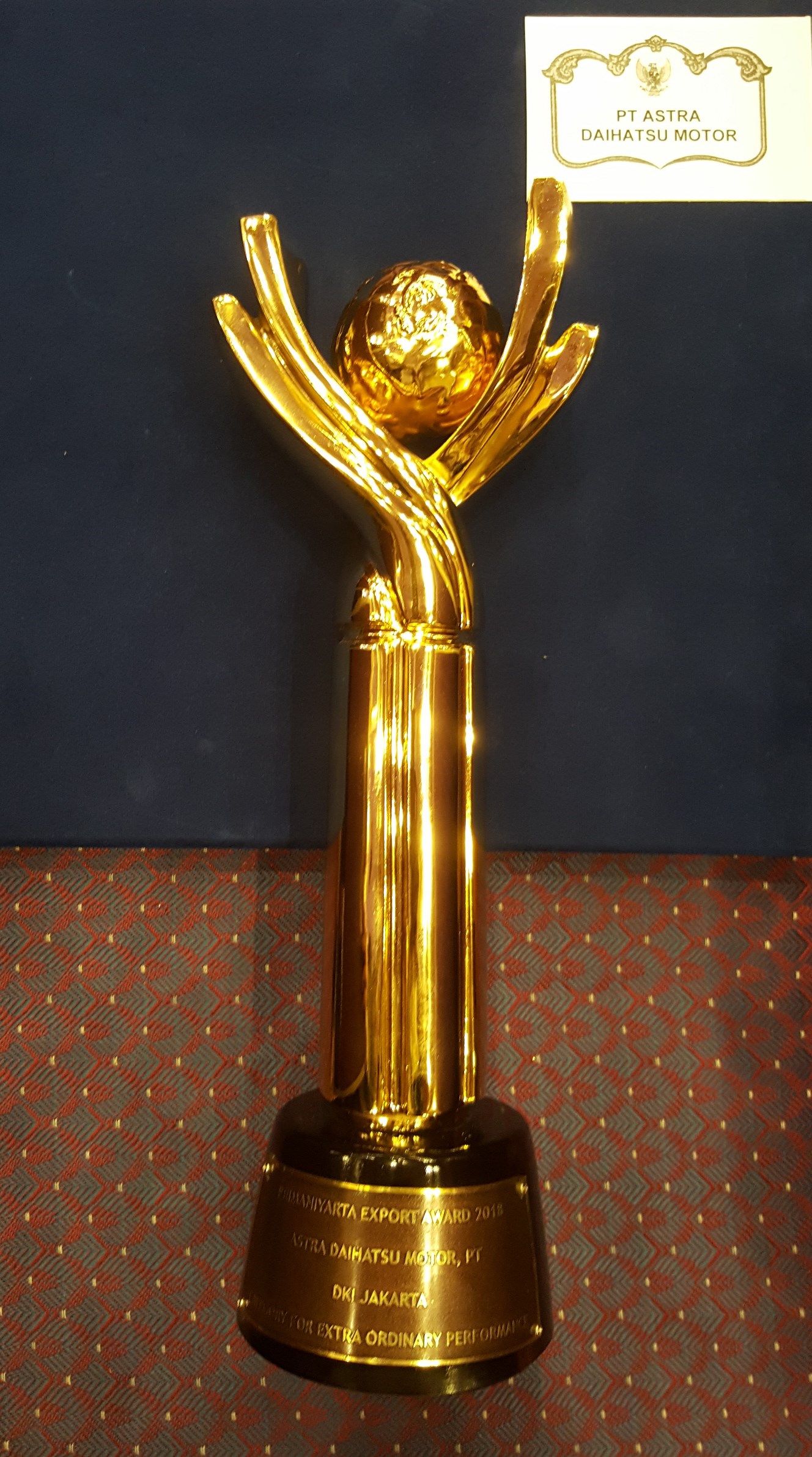 Trofi Penghargaan Primaniyarta 2018 kategori Eksportir Berkinerja PT Astra Daihatsu Motor